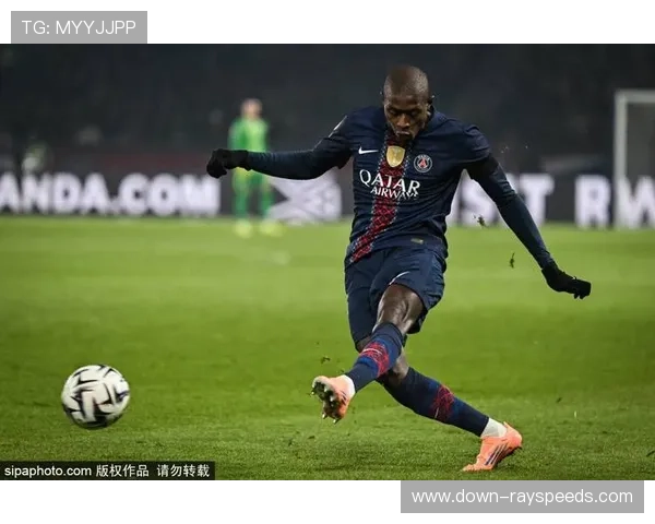 恩里克场边指挥，神情专注